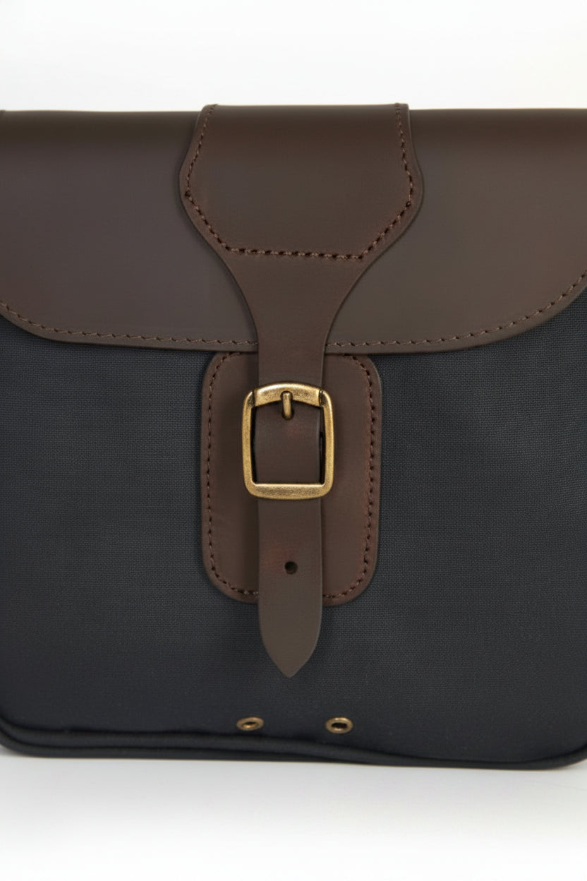 Barbour Wax Leather
Briefcase Navy UBA0004NY91 buckle